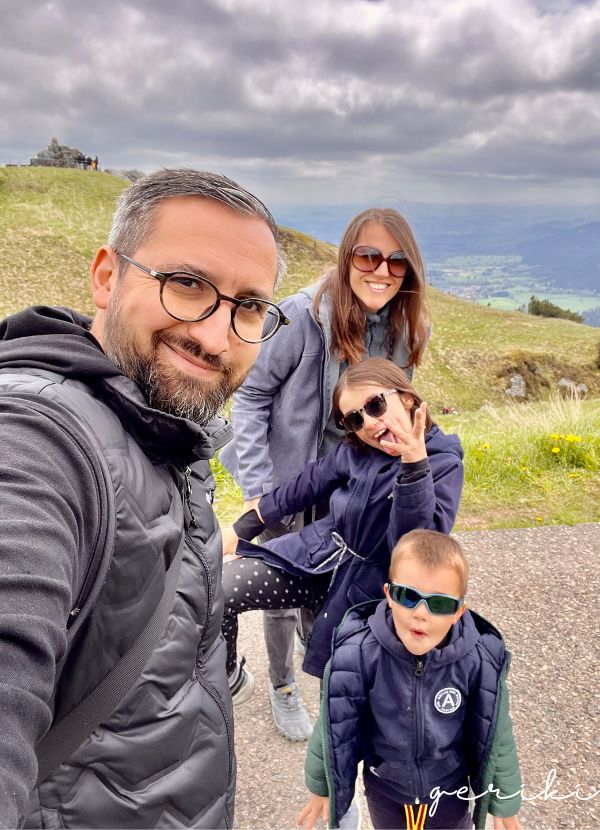  geriki famille en voyage 